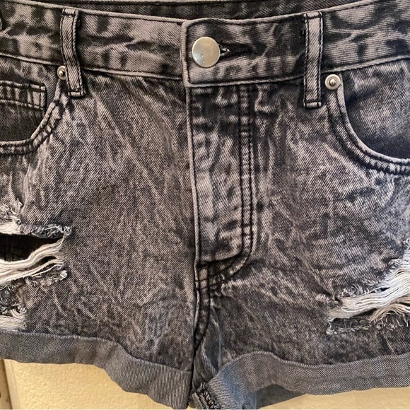 FOREVER 21 Women Gray Acid Wash Ripped Roll Up Jean Shorts Size 27 - Picture 3 of 6